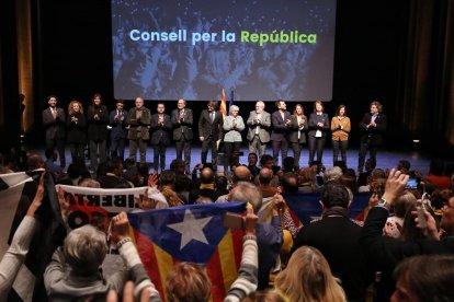 El alcalde de Mollerussa, Marc Solsona, junto a Puigdemont, ayer.