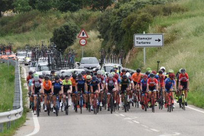 Els corredors circulant, encara en sortida neutralitzada, pel pont de la universitat.