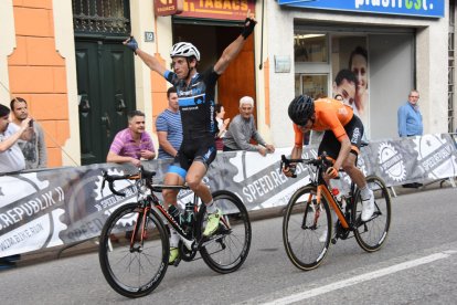 Els corredors circulant, encara en sortida neutralitzada, pel pont de la universitat.