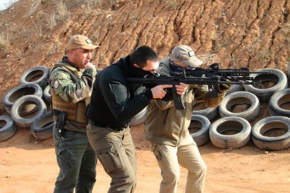 Els sometents actuen sense armes - Els sometents assessorats per GOA Tactical, com el del Camí de l’Albi, treballen sense cap mena d’arma. Aquest es diu Equip de Seguretat de l’Albi (AST, per les sigles en anglès) i controla un itinerari qu ...