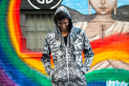 mural. Una de les disciplines artístiques en les quals es mou Yantrart és en la pintura mural. A l’esquerra i a dalt, abans i després d’una obra.