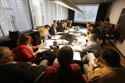 Técnicos y concejales en la comisión de ayer sobre el POUM.
