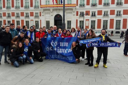Seguidors de la penya És Un Sentiment, ahir a Madrid.