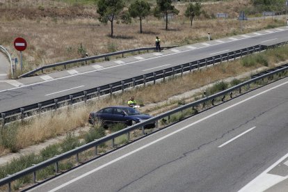 Dos grues retiraven ahir el camió accidentat dissabte a la nit a l’A-2 a Golmés.