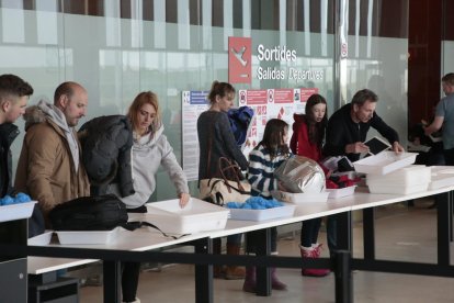 Dos de los tres vuelos de esquiadores británicos partieron ayer desde Alguaire sin problemas.