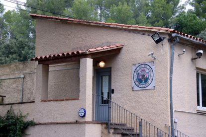 El inspector Albert Oliva, ayer, mostrando la imagen del arsenal.