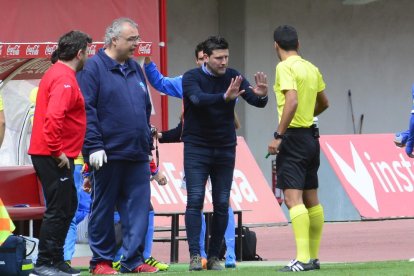 Juanto Ortuño, el más destacado ayer del Lleida en Son Moix, intenta avanzar entre varios rivales con Mousa cerca siguiendo la jugada.