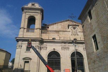 Els Bombers alliberen les cigonyes atrapades a les xarxes de la Catedral