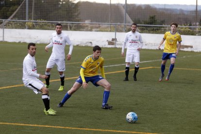 Un jugador del Borges intenta robar la pilota a un del Vila-seca al centre del camp.