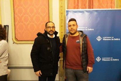 Jugadores dels equips participants posen amb el cartell. Dempeus, a la dreta, Maria Porta.