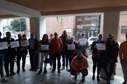 Membres de Mariola en Moviment, comerciants i veïns del barri, ahir davant del centre cívic.