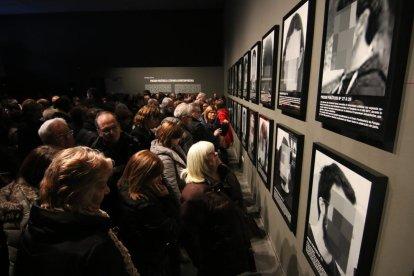 Tatxo Benet va provar de calmar els ànims perquè parlés l’alcalde. Després de la inauguració va tornar la calma i el públic omplia la sala.
