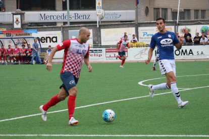 Rubén Egea lluita per una pilota davant d’un rival de la Rapitenca, en una acció del partit d’ahir.