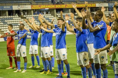 Pedro Martín celebra el gol de l’empat, aconseguit de penal, seguit d’Artiles i Juanto.