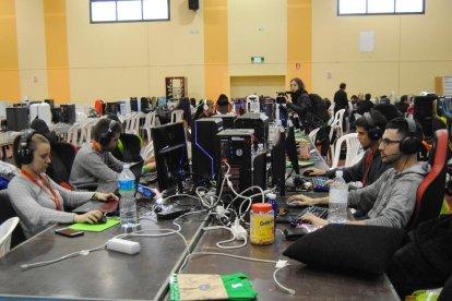Jóvenes estudiantes pudieron conocer diferentes tipos de ordenadores personalizados.