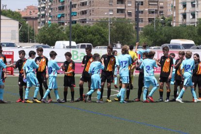 Una acción espectacular durante el partido entre el Zaragoza, que fue el campeón, y el Barcelona.