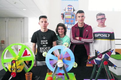 Una maqueta hecha de madera que sigue una reacción en cadena, obra de alumnos del instituto Josep Lladonosa, fue la mayor atracción.