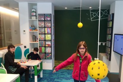 Al centre, Manuel Roure i, a la seua esquerra, Núria Baldrich i Núria Roure, a l’entrega del premi.