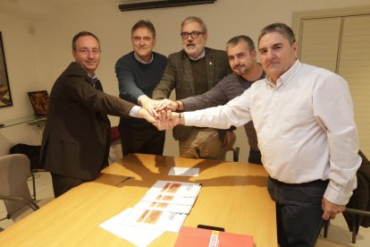 Larrosa, representants de Moventis i dels sindicats, ahir després de la firma del conveni.