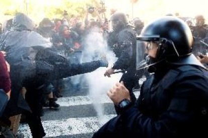 Els Mossos carreguen contra CDR que intentaven arribar a la manifestació de policies