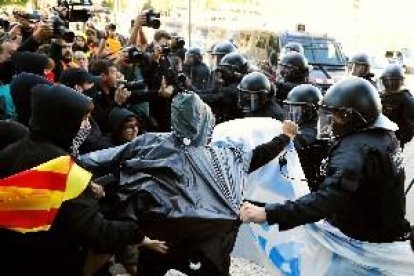 Els Mossos carreguen contra CDR que intentaven arribar a la manifestació de policies