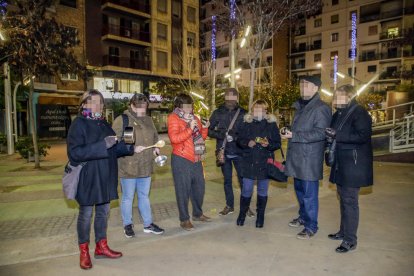 Els cantaires, ahir al costat d’Advocacia per la Democràcia, van tenyir de groc l’arbre de la Paeria.