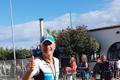 Tomàs, durant el tram de bicicleta, i Mullor, corrent durant la prova barcelonina.