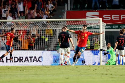 Ceballos i Isco intenten frenar el croat Luka Modric, company de vestidor al Madrid.