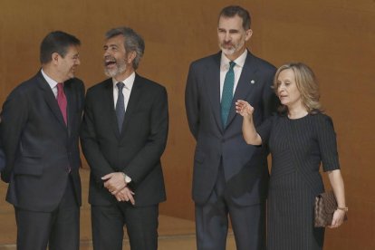 El magistrado Pablo Llarena y el rey Felipe VI acudieron ayer a la entrega de despachos a la nueva promoción de jueces, en Barcelona.