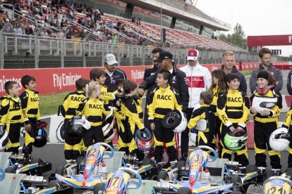 Consti Pedra, el segon per l’esquerra, va posar dijous passat al circuit de Montmeló al costat d’ídols com Alonso i Hamilton.