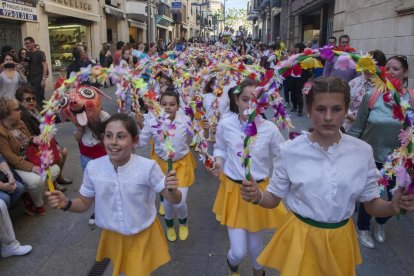 Un momento del baile que protagonizaron ayer los gigantes en la plaza Major de Tàrrega en el marco de la Eixideta.