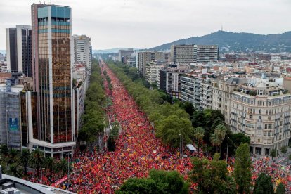 La Diagonal es va tenyir de color corall en una Diada que, un any més, va ser multitudinària i va transcórrer sense incidents.