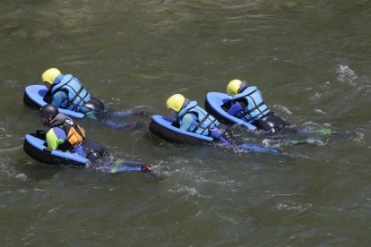 Una família que es trobava ahir en un càmping d’Àger i, a la imatge de la dreta, la terrassa d’un establiment de Sort.