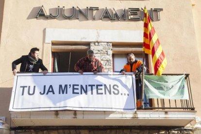 L'ajuntament de la Fuliola canvia el cartell “Llibertat presos polítics” per “Tu ja m'entens...”