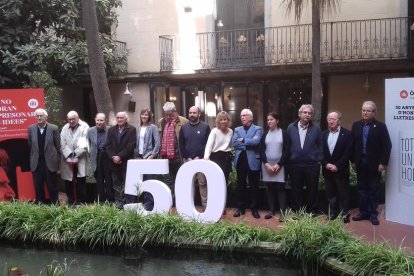 Los Mossos cargan contra un grupo de participantes en la contramanifestación, en los alrededores del Arc de Triomf, ayer.
