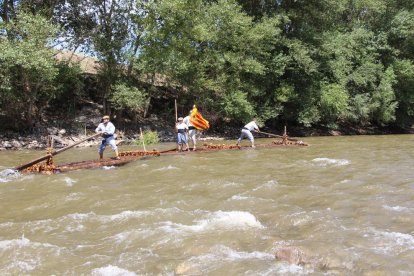 Foto de família de la vintena de raiers que han participat aquest any a Coll de Nargó en la construcció i la navegació d’aquestes barques de fusta.