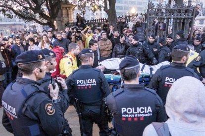 La manifestació a Barcelona es va mantenir malgrat suspendre’s el ple i va reunir milers de persones.