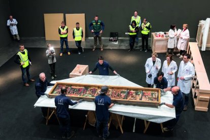 Una de les fotos del llibre ‘Operació trasllat. Art de Sixena’, presa a l’interior del Museu durant l’operació de trasllat de l’art, amb els tècnics envoltats de policia judicial i Guàrdia Civil.