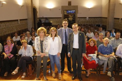 Els ponents, ahir, abans del debat celebrat a l’IEI.