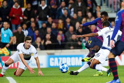 Lucas Moura marca ante Miranda y Cillessen.