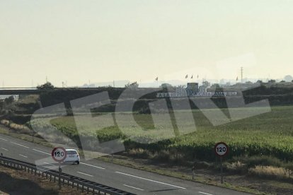 El cartell, visible des de l'A-2