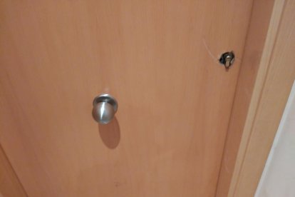 Electrodomèstics i escombraries en un racó de l’aparcament.