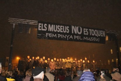 Tras la lectura del manifiesto, el Orfeó Lleidatà cerró la concentración con ‘El Cant dels Segadors’.