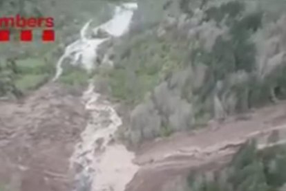 VÍDEO. Un espectacular desprendimiento en Arties afecta a unos 400 metros de camino