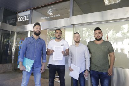 Els proposants de la moció, abans de registrar-la a l’Omac.