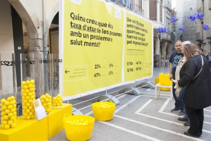 Algunos vecinos interactúan con la campaña de Obertament.