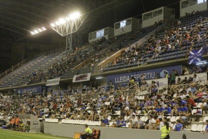 Pedro Martín intenta superar con un pase la presión de dos futbolistas del Compostela.