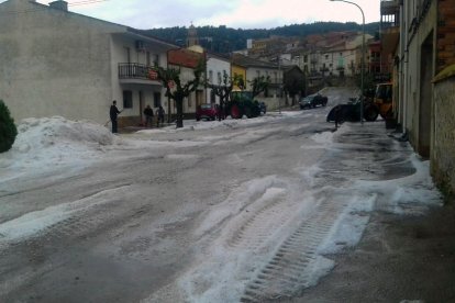 La carretera C-13 en Camarasa, cortada por el granizo.