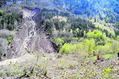 La carretera C-13 en Camarasa, cortada por el granizo.