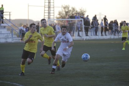 Els Mossos d’Esquadra van fer acte de presència per evitar enfrontaments entre les dos aficions.